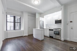 Building Photo - 140 E 46th St