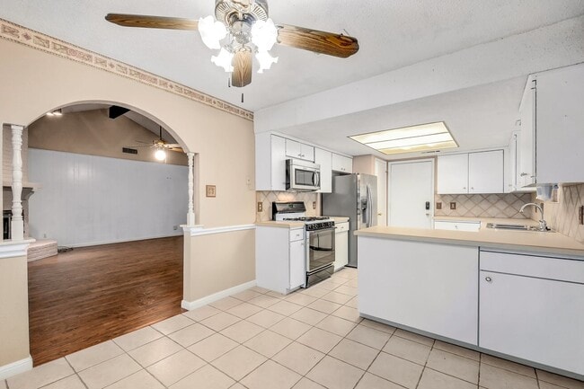 Building Photo - 4802 Gerona Dr