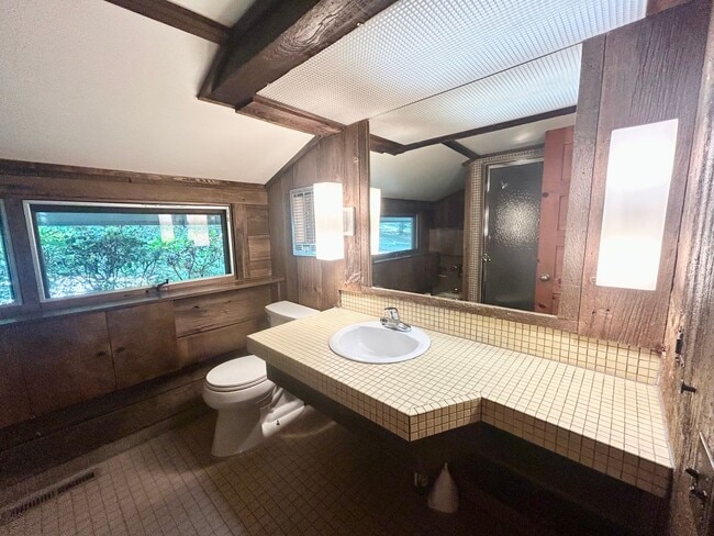 Interior Photo - 272 Drake