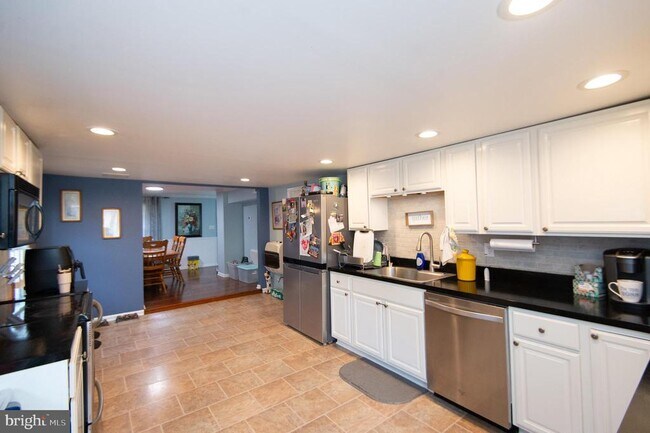 Foto del edificio - 113 Maple Ave