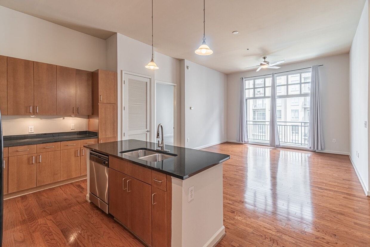 Foto principal - Stunning 2-bedroom, 2-bathroom condo locat...