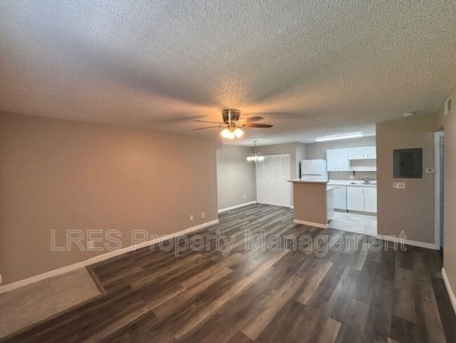 Building Photo - 380 Lakepointe Dr