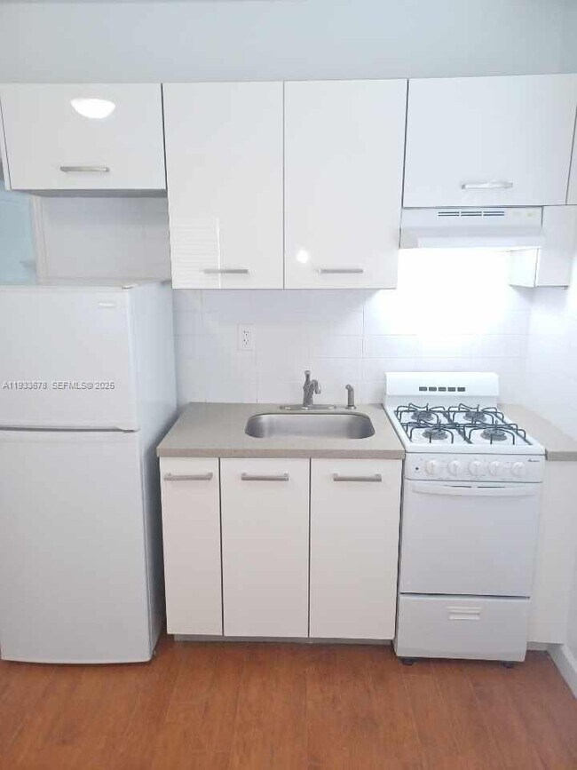 Foto del edificio - 6950 Byron Ave