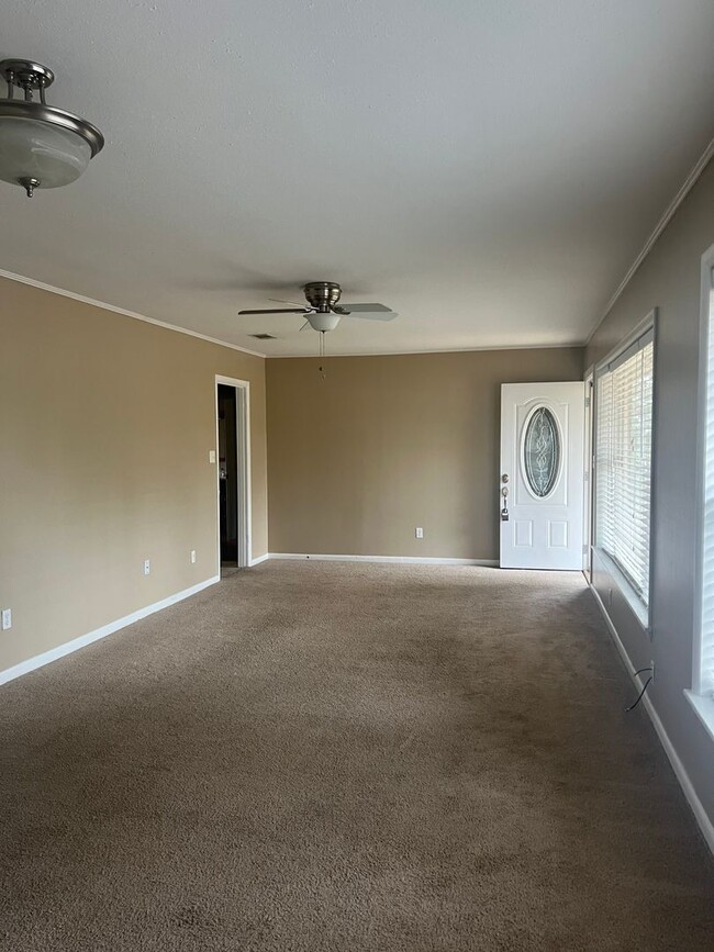 Building Photo - Available NOW- 101 Willow Drive