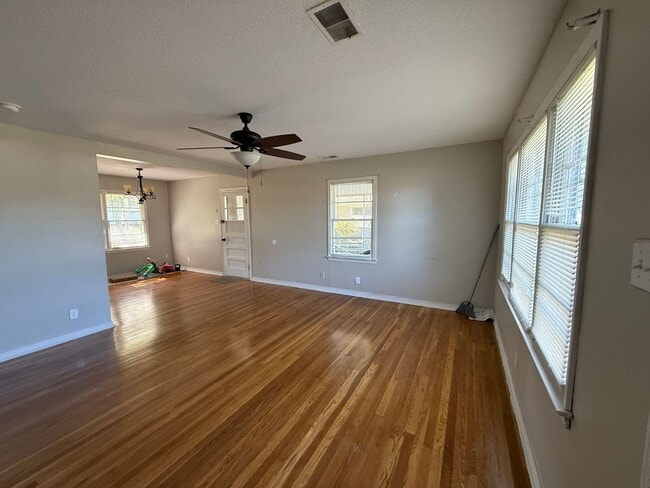 Building Photo - Now Available! Charming 3 Bedroom, 1 Bathroom Home in Muscle Shoals, AL