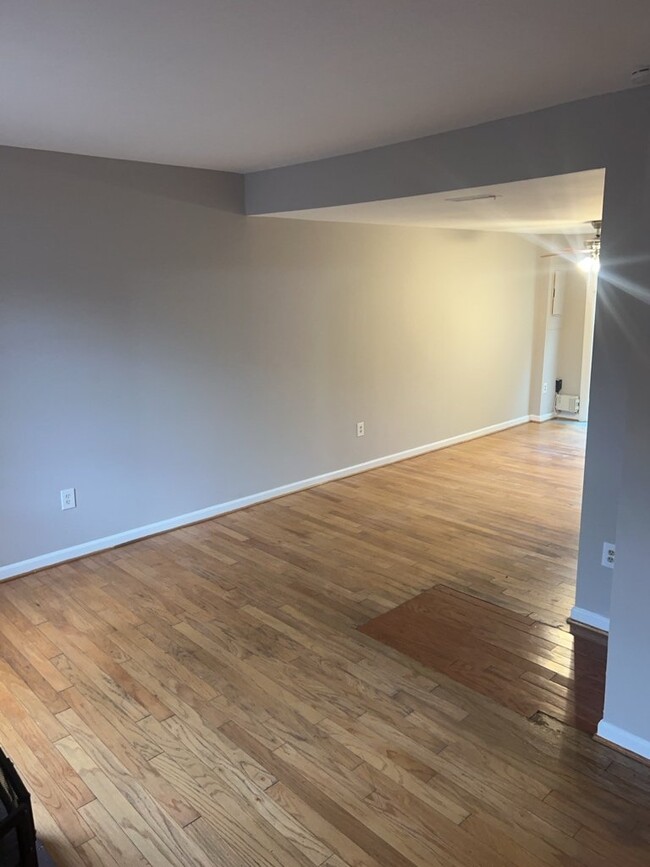 Building Photo - Charming End-Unit Townhome for Rent - 2 Be...