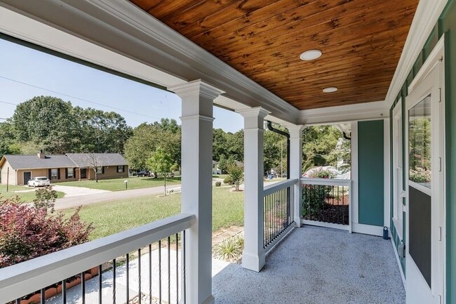 Building Photo - 330 Monty Dr