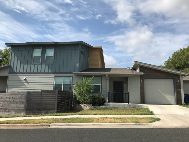 Building Photo - BEAUTIFUL, OPEN TOWNHOUSE CLOSE TO DOWNTOWN