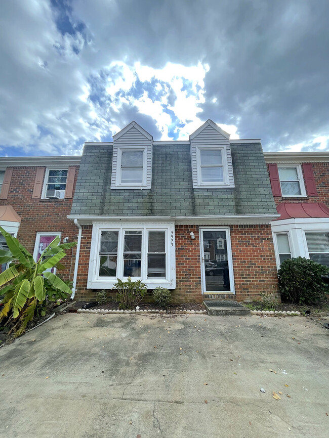 Foto del edificio - This 3 bedroom 1.5 bath Townhome is locate...