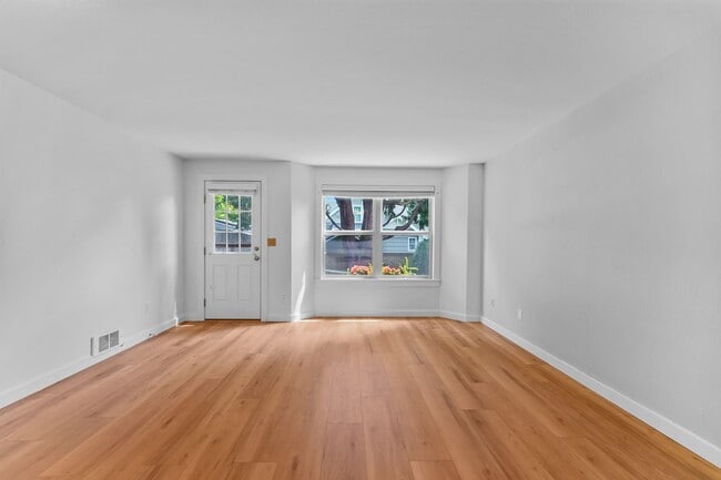 Building Photo - Impeccable Home