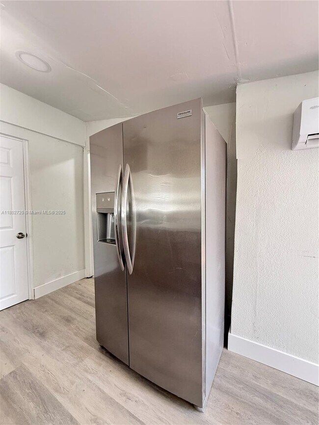 Foto del edificio - 2460 NW 61st St