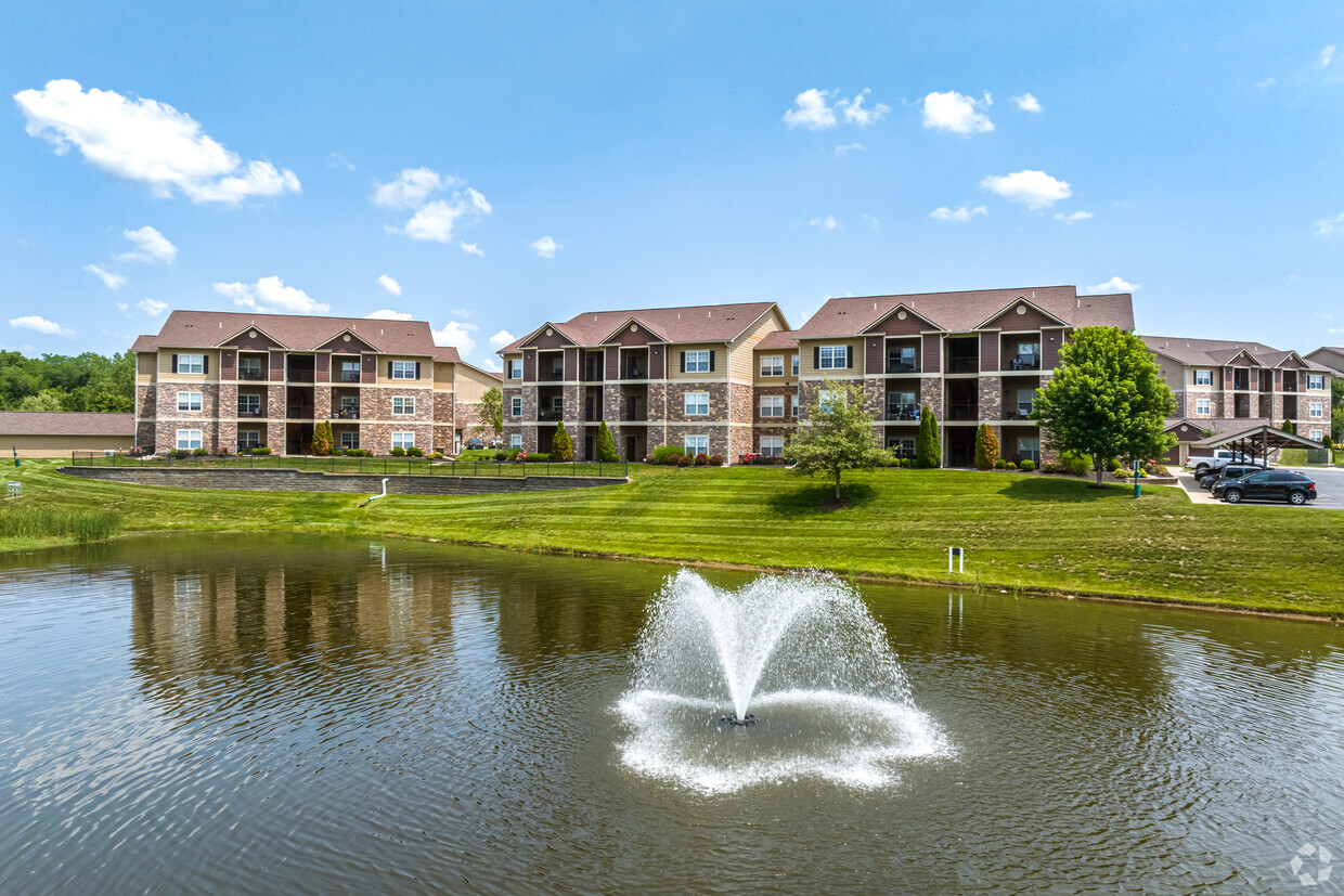 Laguna con fuente - Heights at Delaware Ridge