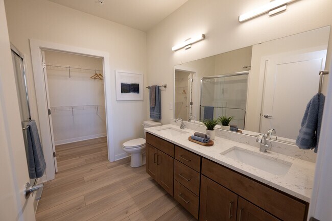 Baño principal con vestidor extragrande - Highlands at Aero Park Apartments & Townhomes 55+