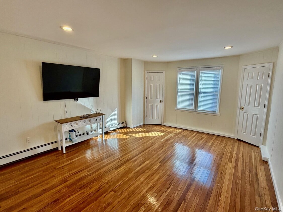 Primary Photo - 211 W Walnut St