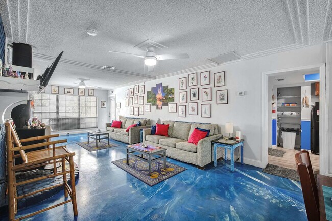 Building Photo - 104 W Leon Ln