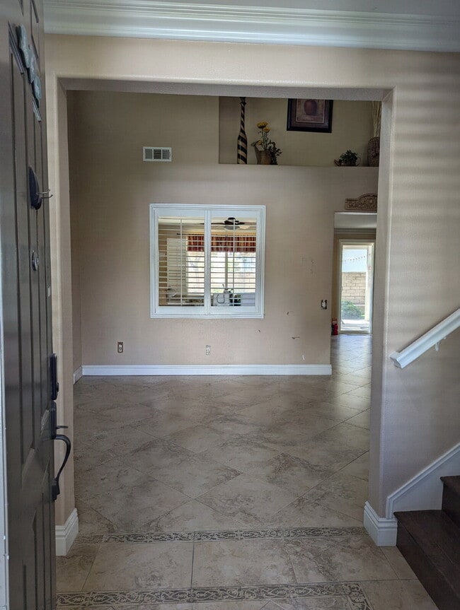 Building Photo - Spacious north Pomona property