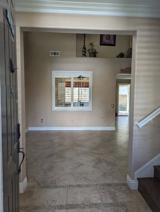 Foto del edificio - Spacious north Pomona property