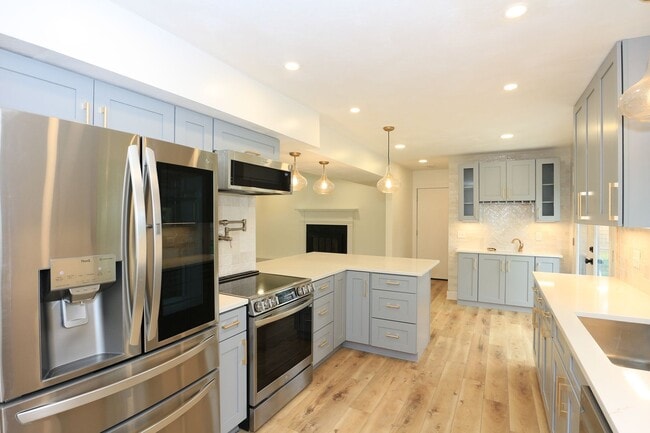 Building Photo - Beautifully Renovated Carmel Home!