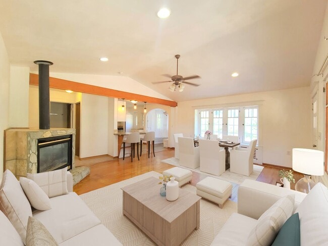 Building Photo - $2,200- 4 Bed / 2 Bath House on an Almost ...