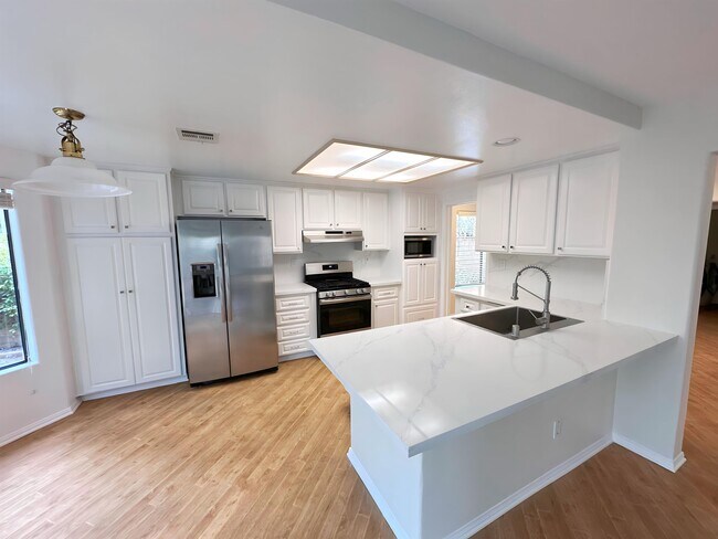 Foto del edificio - 469 Savona Way