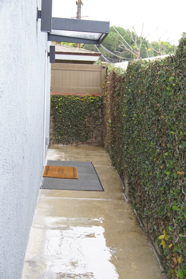 Building Photo - 1850 Lees Ave