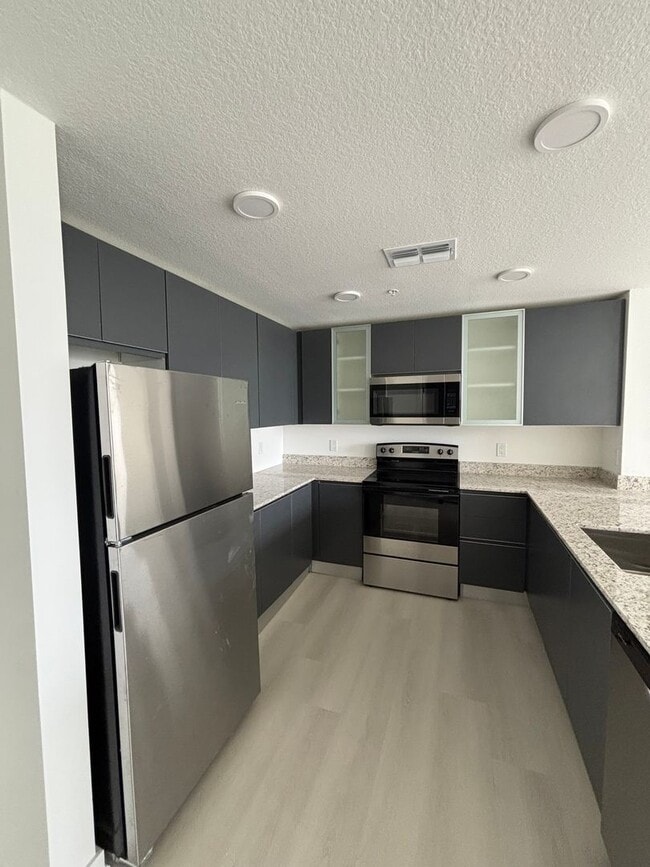 Foto del edificio - Modern 2 Bedroom + Den Condo Near The Mall at Millenia