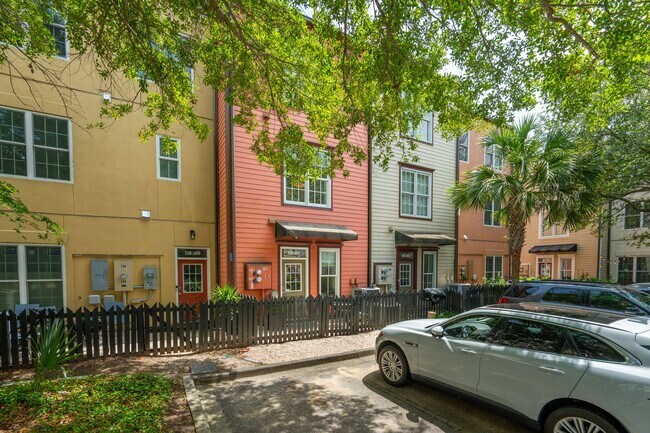 Foto del edificio - Fully Furnished 2BR Condo with Designer Touches in Shelmore Village