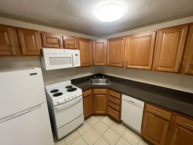 Foto del edificio - Divided Studio with Balcony over Watertown Square