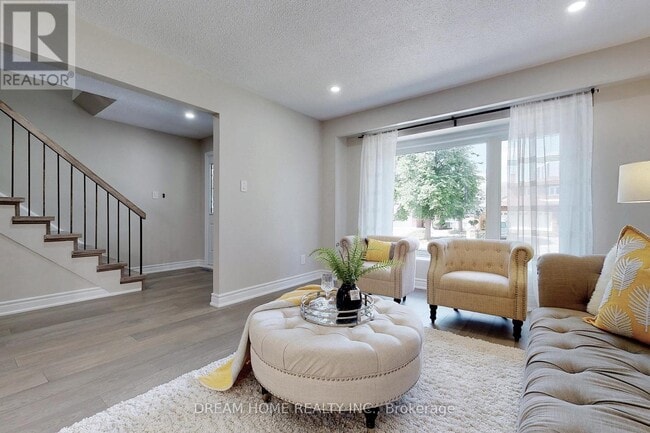 Building Photo - 114 Mossbrook Crescent