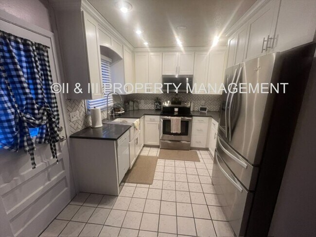 Building Photo - 2 bedroom OP townhome