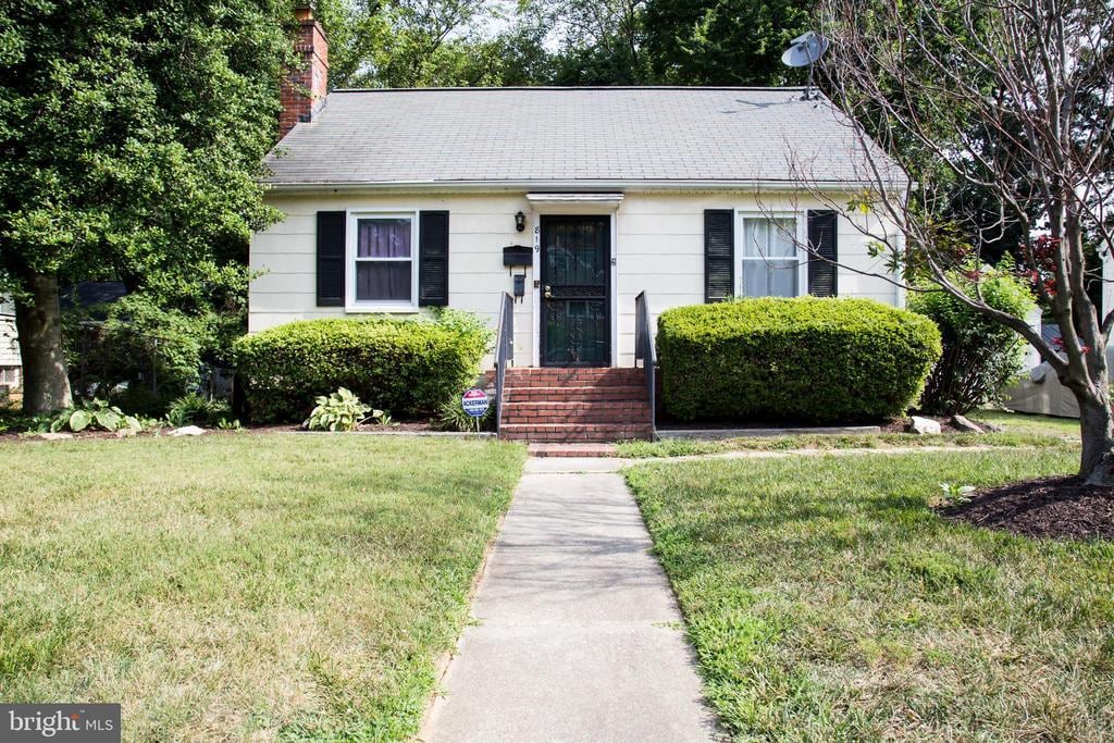 Primary Photo - 819 Heron Dr
