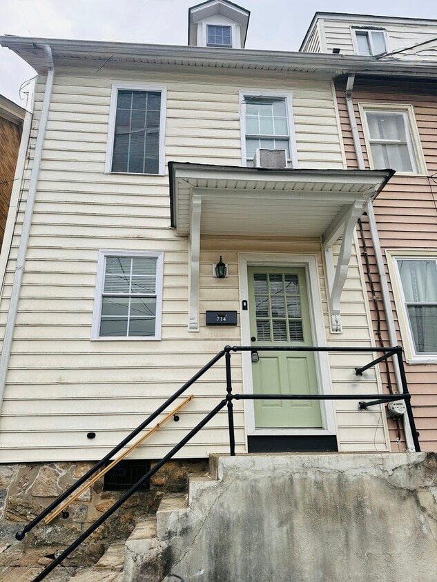 Primary Photo - 714 Evans St