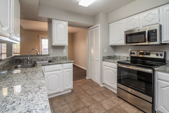 Building Photo - 2208 Gladstone Dr