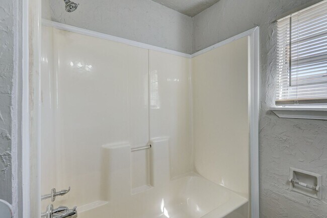 Building Photo - 2 Beds 1 Bath!
