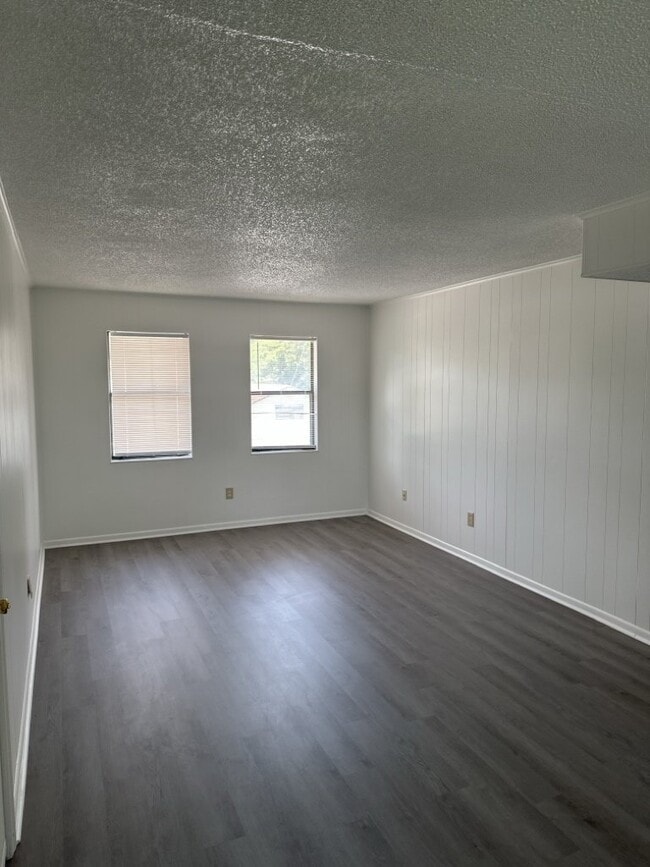 Building Photo - 208 Zack Cir