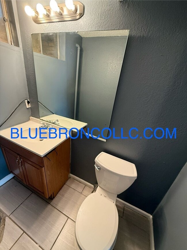 Building Photo - Newly renovated 2 bedroom with fresh paint and new flooring!