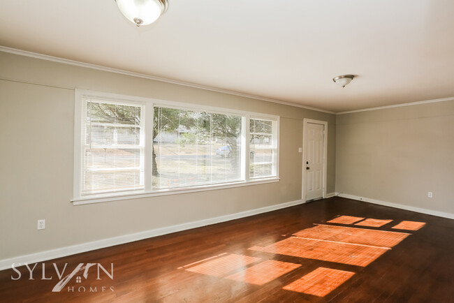Building Photo - The living is easy in this 3 bedroom, 1 ba...