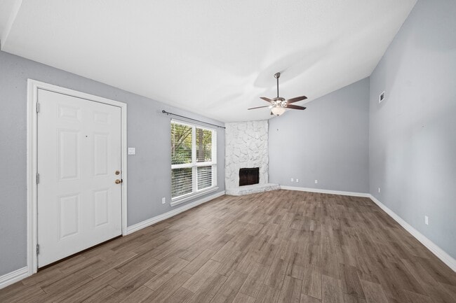 Building Photo - 8 Hideaway Dr