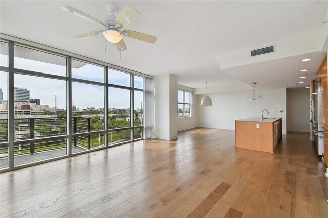 Foto del edificio - 1120 E Kennedy Blvd