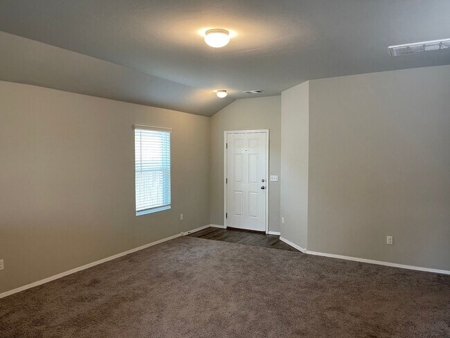 Foto del edificio - 3 bed 2 bath open living and beautiful finishes!