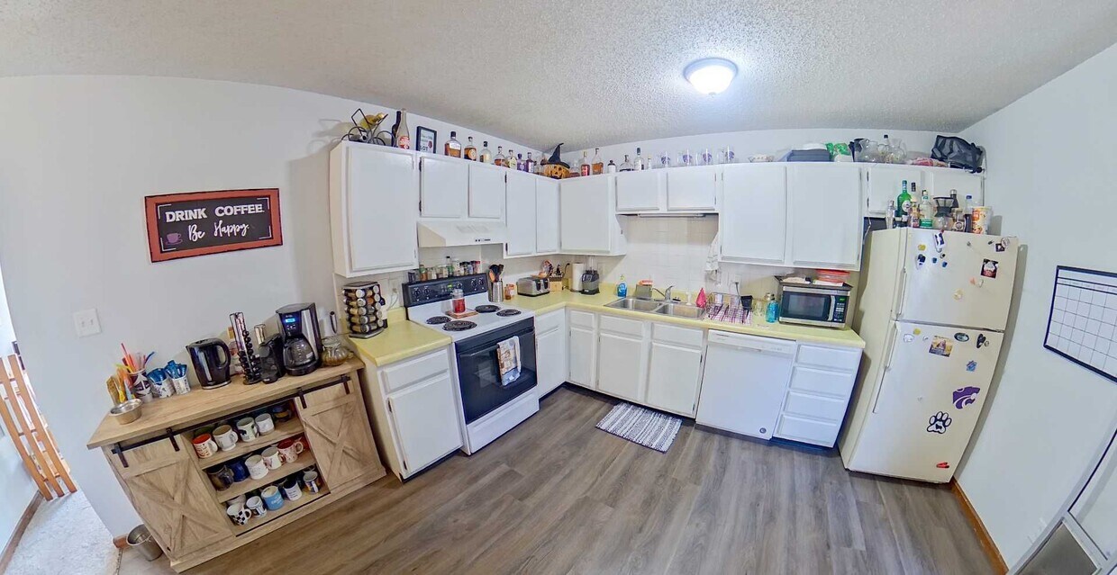 Primary Photo - 3D Tour Available - Fenced-in Yard + Garag...