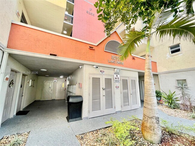 Foto del edificio - 8255 Lake Dr