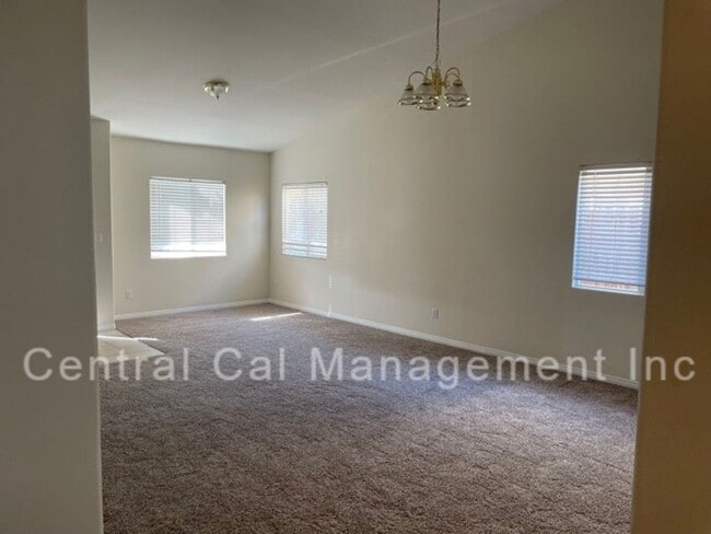 Building Photo - 5 Bedroom, 2 Bath Home in Desired Northwest - $2895 Per Month!