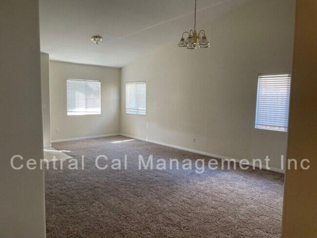Foto del edificio - 5 Bedroom, 2 Bath Home in Desired Northwest - $2895 Per Month!