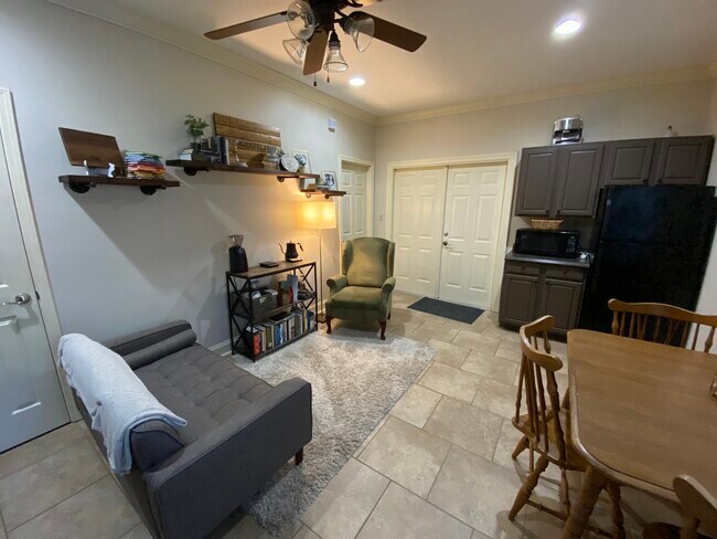Área de estar principal/cocina - 2800 Covington Cir