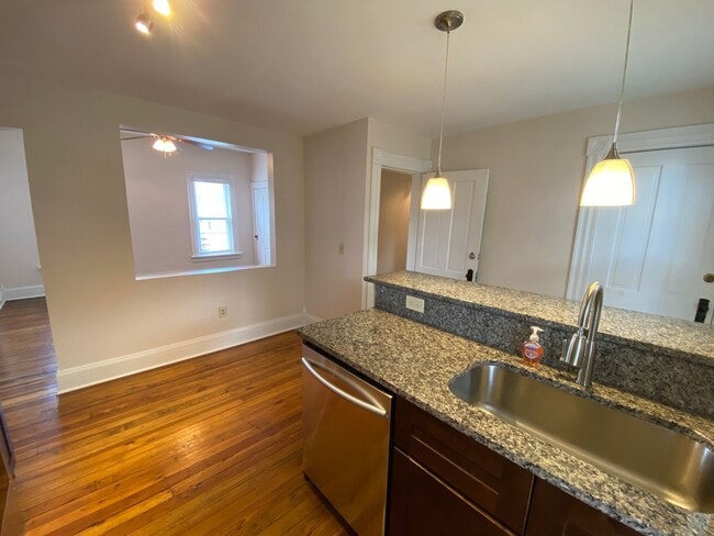 Foto del edificio - Kerr St 694-696 GW2