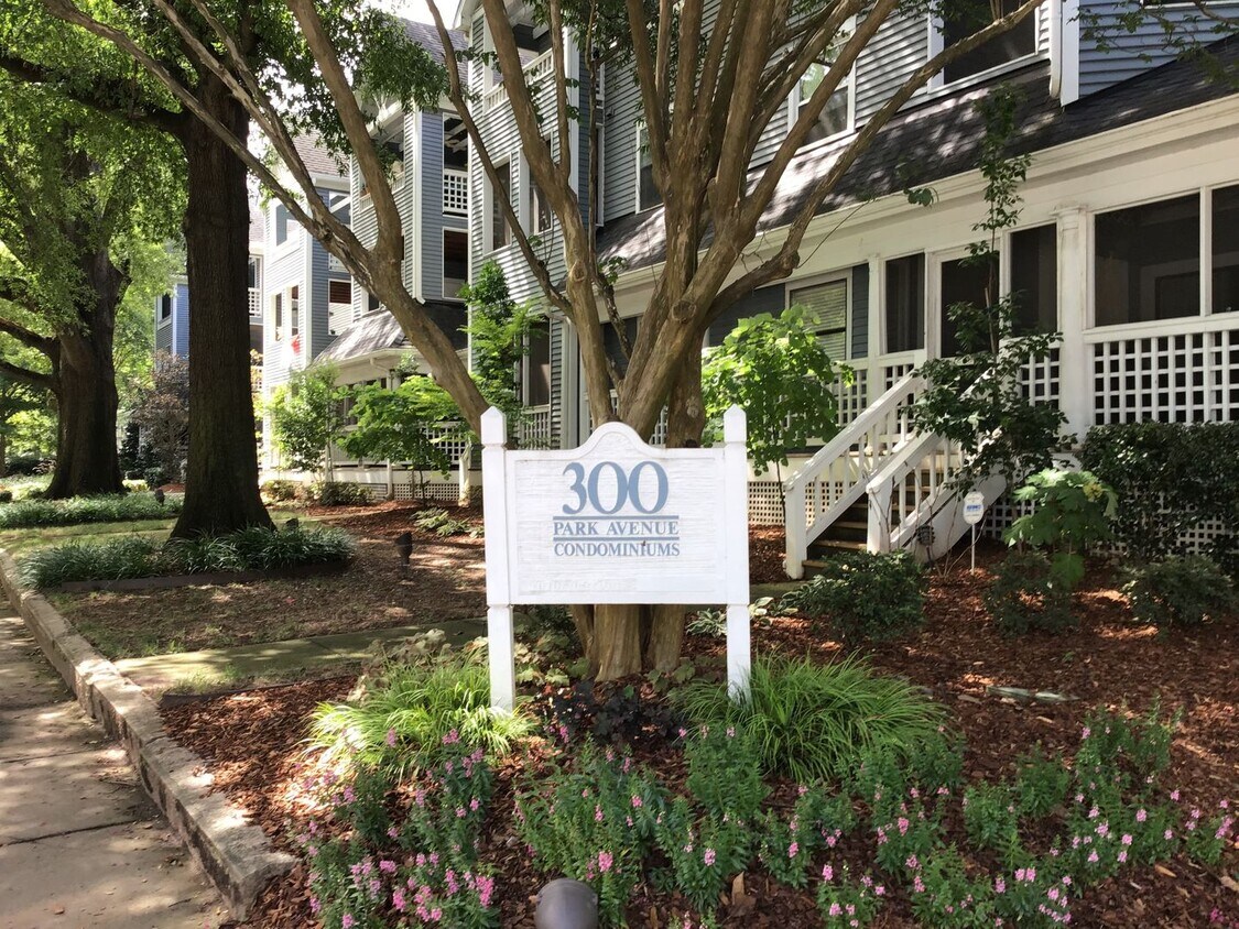 Primary Photo - Charming, fully renovated 2 bedroom, 2 bat...