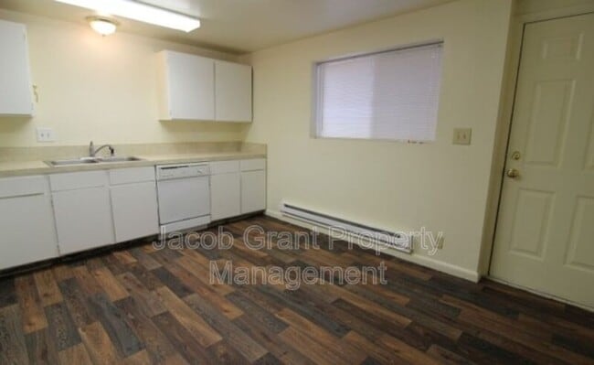 Building Photo - 1380 E Poplar