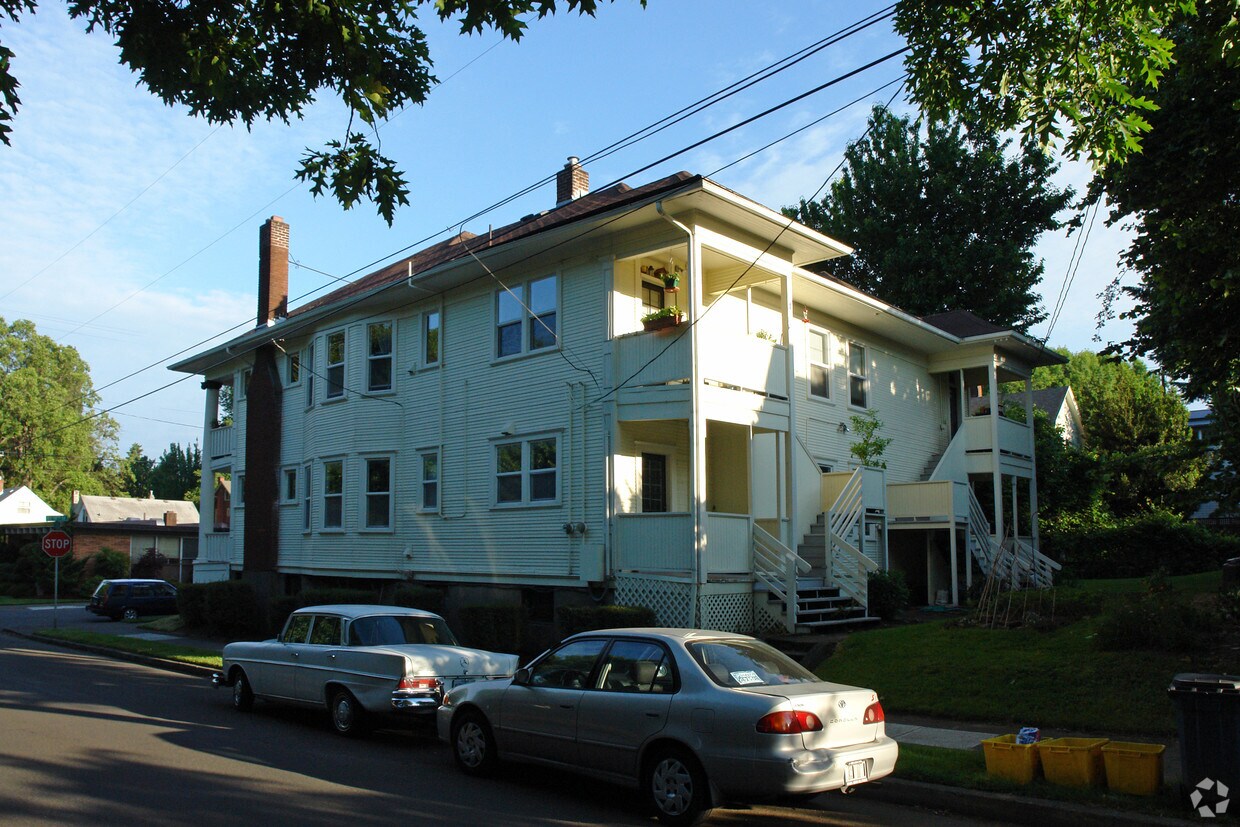 Building Photo - 132 SE 18th Ave