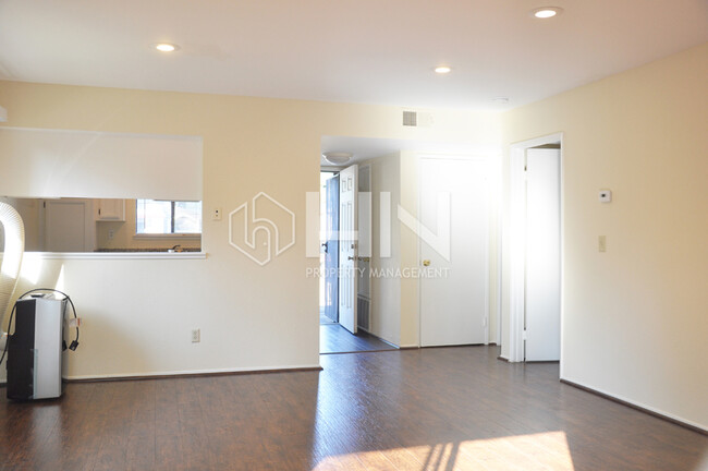 Foto del edificio - 3053 Shadow Springs Pl